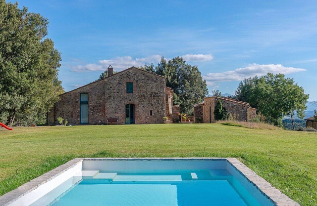 Ferienhaus mit privatem Pool, W-LAN, TV, Terrasse, Haustiere erlaubt, Panoramablick, Parkplatz