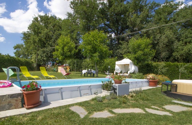 Alleinstehendes Ferienhaus mit privatem Pool, Klimaanlage, W-LAN, Whirlpool, TV, Balkon, Parkplatz