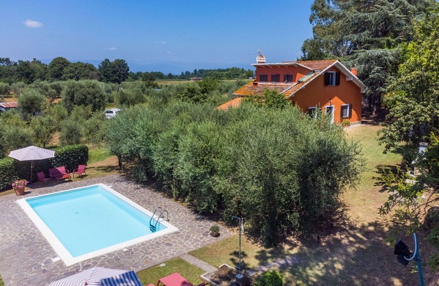 Alleinstehendes Ferienhaus mit Klimaanlage, W-LAN, privatem Pool, TV, Innenhof, Parkplatz