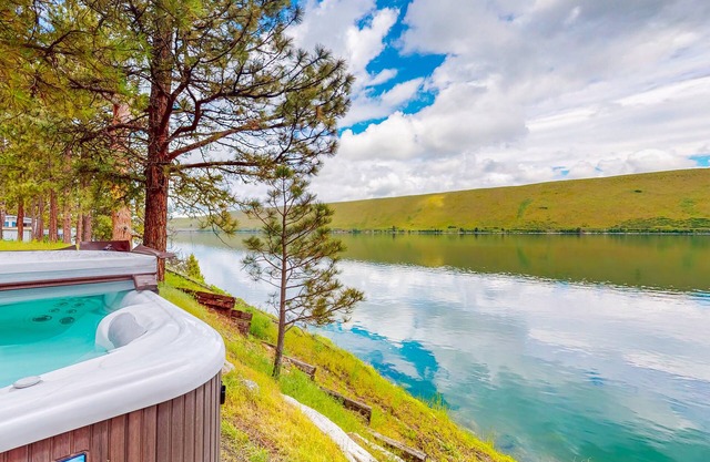 Wonderful lakeside home with private hot tub & attractive all-wood interior