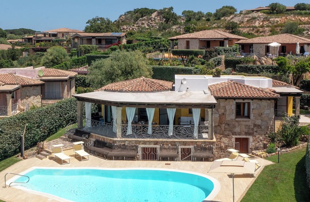 Wunderschöne Luxusvilla mit Pool und großem Garten mit Meerblick!