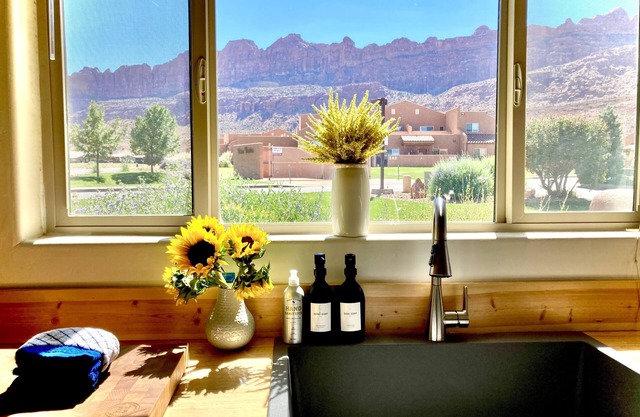 Wonderful New Listing- Moab Getaway Renovated Luxury Rim Vista **Pool Hot-tub**