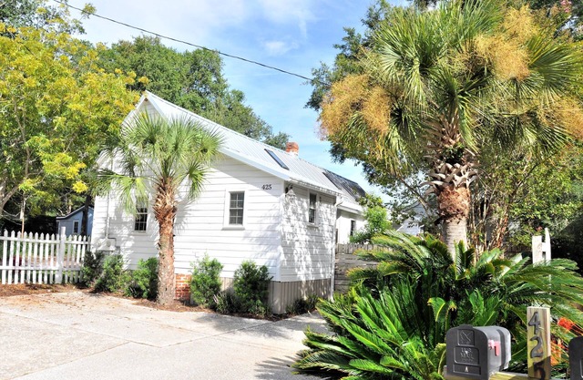Wonderful Old Village Bungalow in the heart of Mount Pleasant