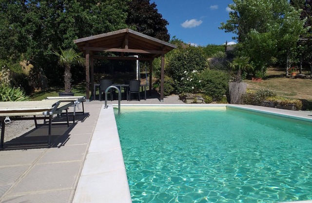 Alleinstehendes Ferienhaus mit W-LAN, privatem Pool, TV, Terrasse, Haustiere erlaubt, Parkplatz