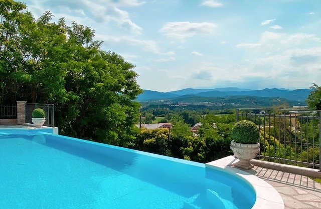 Wunderbares alleinstehendes Ferienhaus mit W-LAN, Whirlpool, privatem Pool, TV und Parkplatz