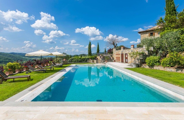 Alleinstehendes Ferienhaus mit Klimaanlage, W-LAN, privatem Pool, TV, Panoramablick, Parkplatz