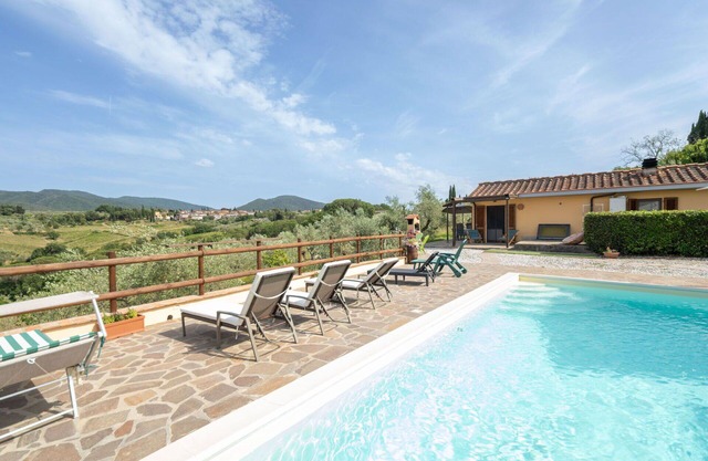 Alleinstehendes Ferienhaus mit Whirlpool, W-LAN, privatem Pool, TV, Panoramablick, Parkplatz