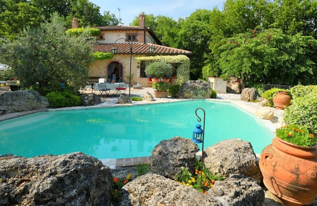 Alleinstehendes Ferienhaus mit W-LAN, privatem Pool, TV, Balkon, Haustiere erlaubt, Parkplatz