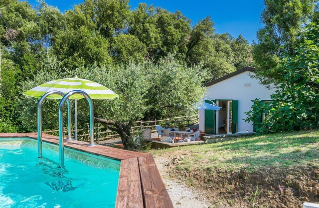 Wunderbares alleinstehendes Ferienhaus mit privatem Pool, TV, Terrasse, Haustiere erlaubt, Parkplatz