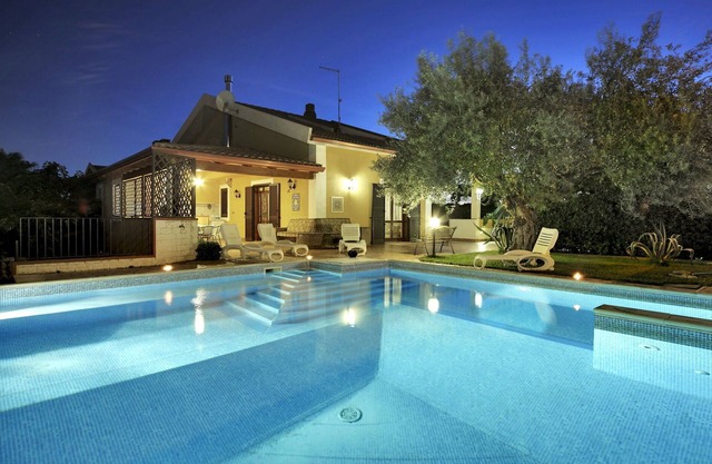 Schönes alleinstehendes Ferienhaus mit Whirlpool, privatem Pool, Klimaanlage, W-LAN, TV, Parkplatz