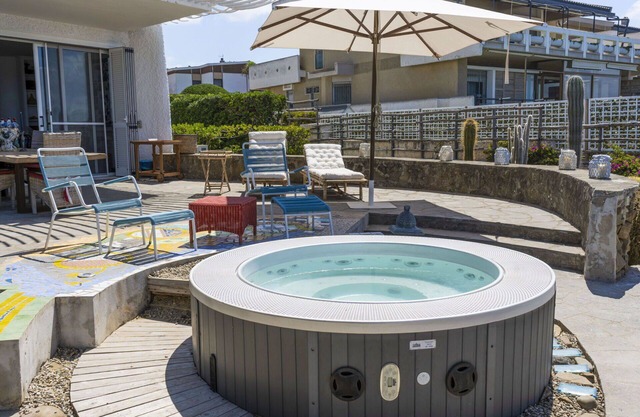 Schönes alleinstehendes Ferienhaus mit Klimaanlage, W-LAN, Whirlpool, TV, Terrasse, Parkplatz