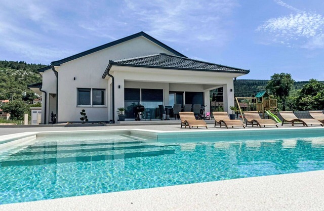 Alleinstehendes Ferienhaus mit Klimaanlage, privatem Pool, W-LAN, TV, Terrasse, Panoramablick