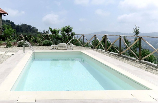 Schönes alleinstehendes Ferienhaus mit W-LAN, privatem Pool, Haustiere erlaubt und Parkplatz