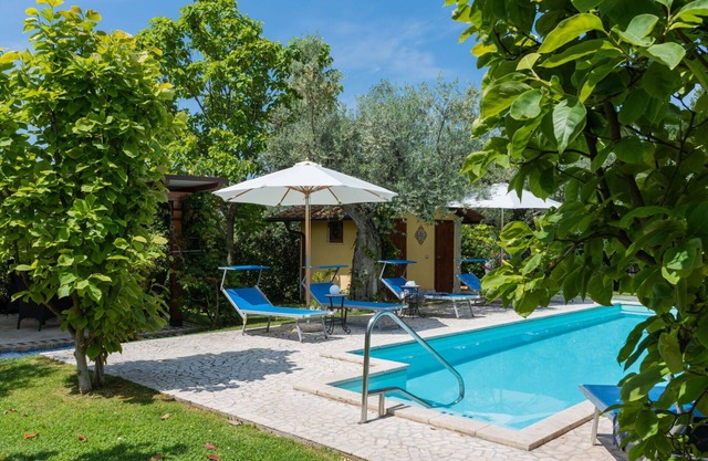 Alleinstehendes Ferienhaus mit Klimaanlage, W-LAN, privatem Pool, TV, Innenhof, Parkplatz