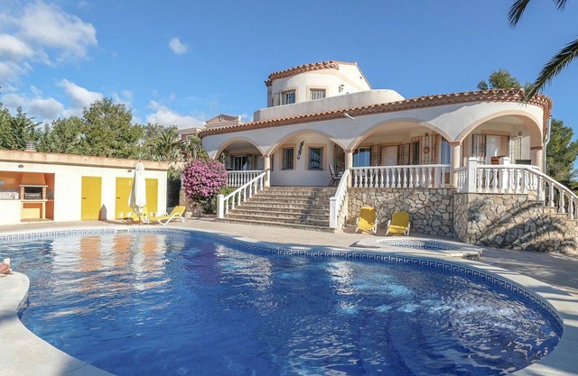 Alleinstehendes Ferienhaus mit privatem Pool, W-LAN, Whirlpool, TV, Balkon, Parkplatz