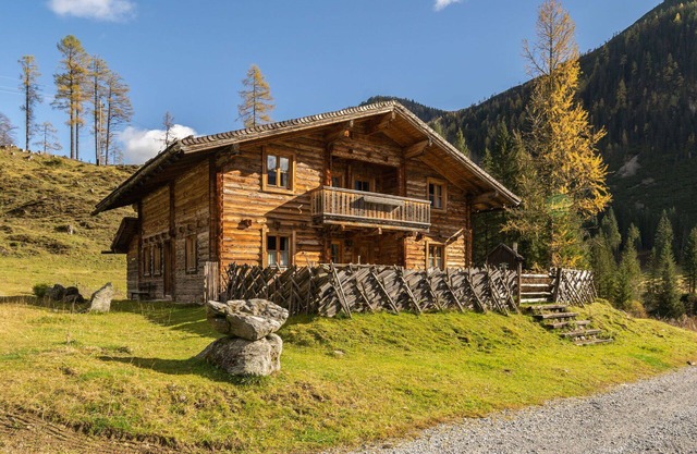 Wunderbares alleinstehendes Ferienhaus für 17 Gäste mit W-LAN, TV, Balkon und Parkplatz