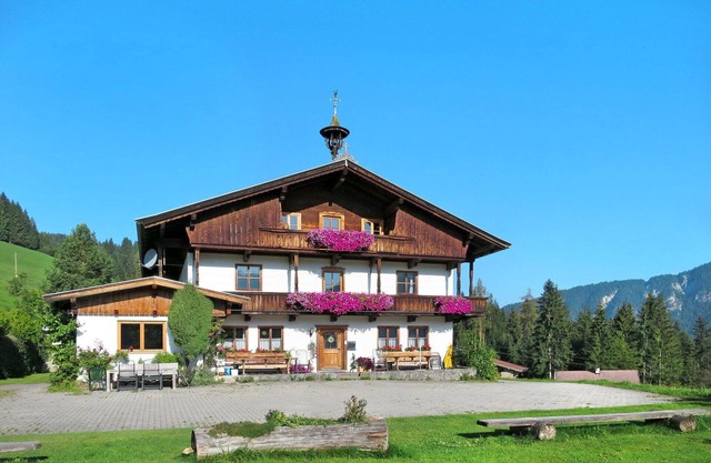 Schönes alleinstehendes Ferienhaus für 41 Personen mit W-LAN, TV, Terrasse und Parkplatz