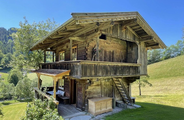Atemberaubendes alleinstehendes Ferienhaus mit W-LAN, TV, Innenhof, Panoramablick und Parkplatz