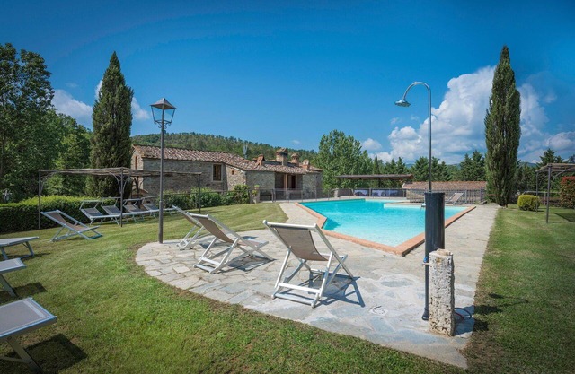 Wunderbares alleinstehendes Ferienhaus mit privatem Pool, W-LAN, Veranda, Panoramablick, Parkplatz