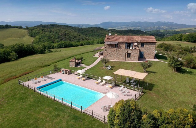 Alleinstehendes Ferienhaus mit privatem Pool, Klimaanlage, W-LAN, TV, Terrasse, Panoramablick