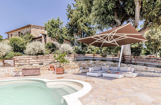 Schönes alleinstehendes Ferienhaus mit privatem Pool, W-LAN, Whirlpool, Klimaanlage, TV, Innenhof