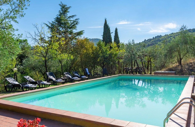 Alleinstehendes Ferienhaus mit W-LAN, privatem Pool, TV, Balkon, Panoramablick, Parkplatz