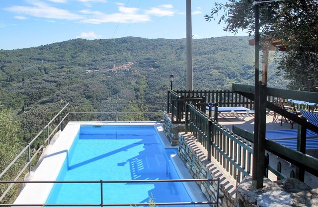 Alleinstehendes Ferienhaus mit privatem Pool, W-LAN, TV, Terrasse, Panoramablick, Parkplatz