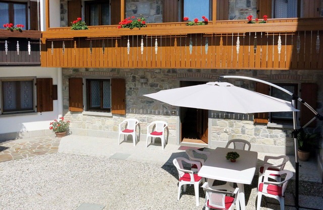 Wunderbares alleinstehendes Ferienhaus für 8 Leute mit W-LAN, TV, Innenhof und Parkplatz