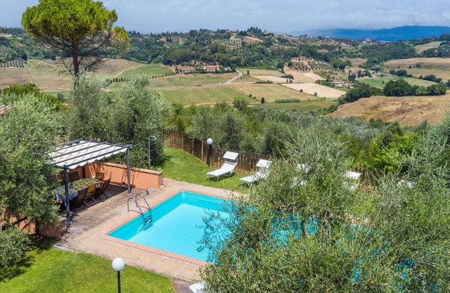 Schönes alleinstehendes Ferienhaus mit Klimaanlage, W-LAN, privatem Pool, TV, Terrasse, Parkplatz
