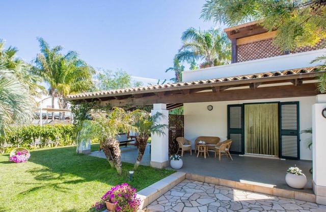 Wonderful private villa for 9 guests with A/C, WIFI, TV and veranda, close to Ostuni
