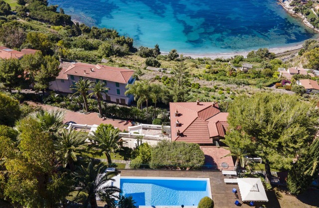 Alleinstehendes Ferienhaus mit W-LAN, Klimaanlage, Pool, Innenhof, Panoramablick, Parkplatz