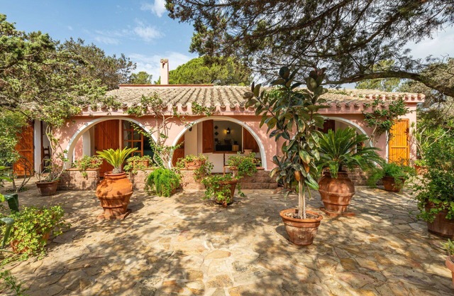 Schönes alleinstehendes Ferienhaus mit Klimaanlage, TV, Innenhof, Haustiere erlaubt, Parkplatz