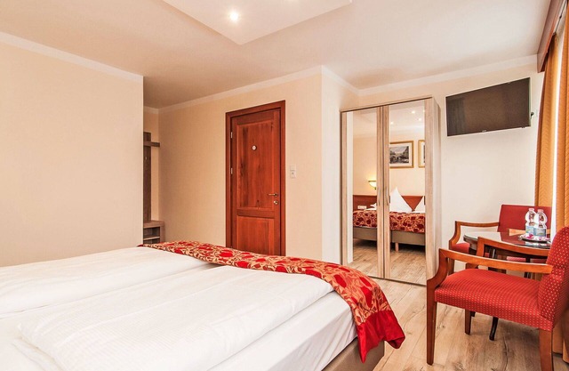 Atemberaubendes alleinstehendes Ferienhaus für 36 Personen mit W-LAN, TV, Terrasse und Parkplatz