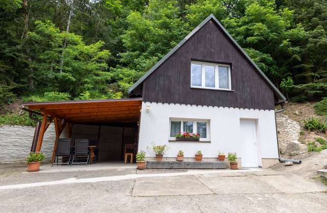 Atemberaubendes alleinstehendes Ferienhaus für 4 Gäste mit W-LAN, TV, Innenhof und Parkplatz