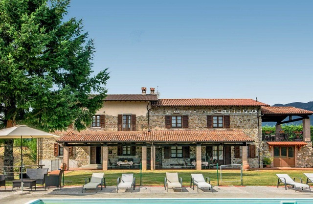 Schönes alleinstehendes Ferienhaus mit W-LAN, privatem Pool, TV, Haustiere erlaubt und Parkplatz