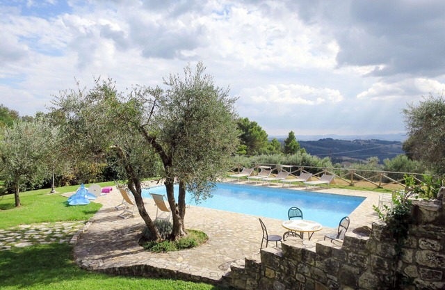 Alleinstehendes Ferienhaus mit privatem Pool, W-LAN, Whirlpool, Klimaanlage, TV, Balkon, Parkplatz