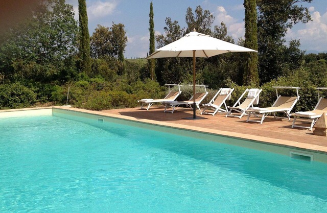 Alleinstehendes Ferienhaus mit privatem Pool, W-LAN, Klimaanlage, TV, Panoramablick, Parkplatz
