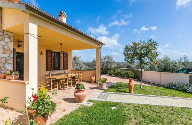 Alleinstehendes Ferienhaus mit W-LAN, privatem Pool, Klimaanlage, TV, Innenhof, Parkplatz