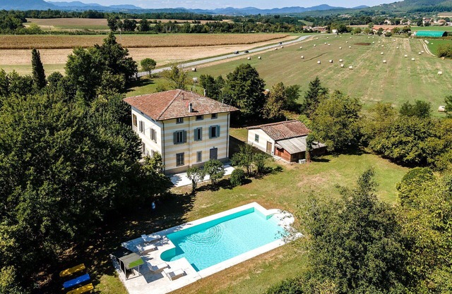 Alleinstehendes Ferienhaus mit W-LAN, privatem Pool, TV, Innenhof, Haustiere erlaubt, Parkplatz