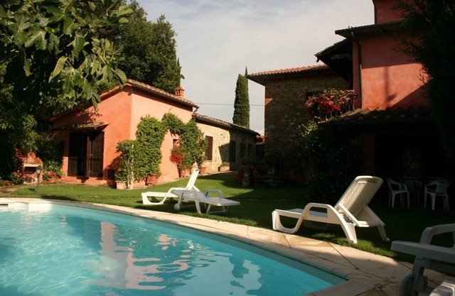 Wunderbares alleinstehendes Ferienhaus für 12 Personen mit privatem Pool, W-LAN, TV und Parkplatz