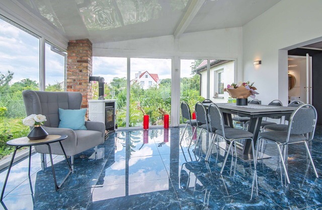 Alleinstehendes Ferienhaus mit W-LAN, privatem Pool, TV, Terrasse, Haustiere erlaubt, Parkplatz