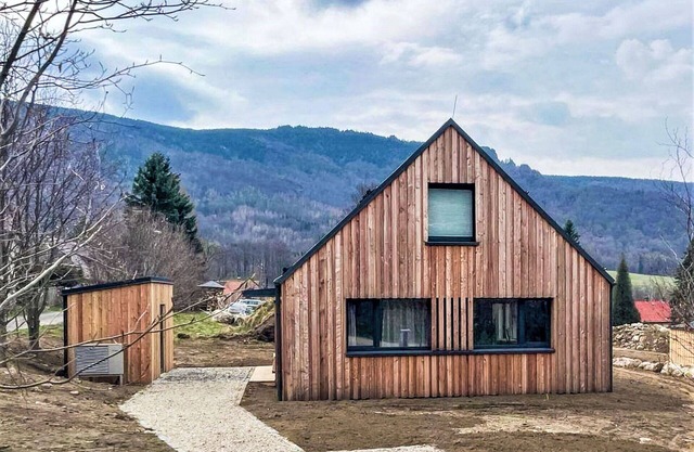 Wunderbares alleinstehendes Ferienhaus mit W-LAN, TV, Terrasse, Haustiere erlaubt und Parkplatz
