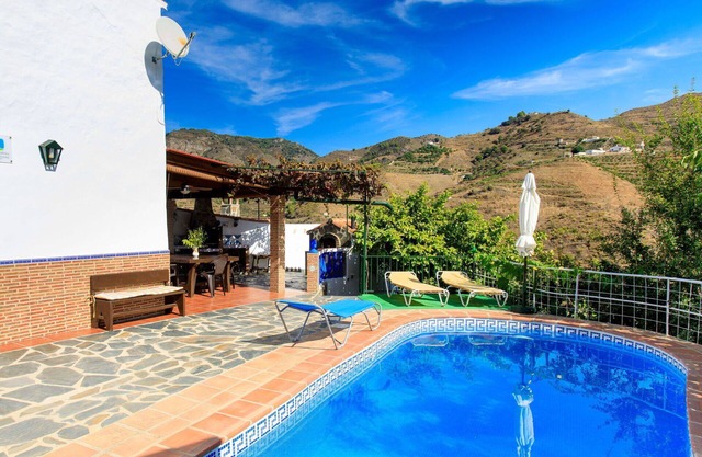 Alleinstehendes Ferienhaus mit W-LAN, privatem Pool, TV, Terrasse, Haustiere erlaubt, Parkplatz