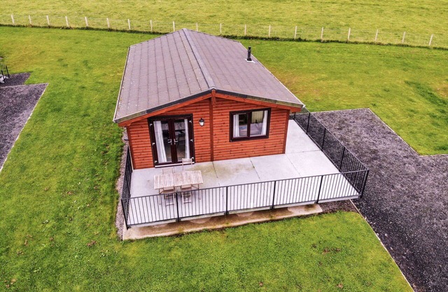 Schönes alleinstehendes Ferienhaus mit W-LAN, TV, Balkon, Haustiere erlaubt und Parkplatz