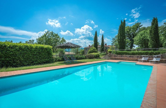 Wunderbares alleinstehendes Ferienhaus mit W-LAN, privatem Pool, Innenhof, Panoramablick, Parkplatz