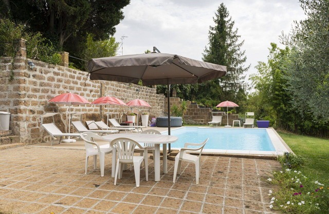 Alleinstehendes Ferienhaus mit W-LAN, privatem Pool, TV, Innenhof, Haustiere erlaubt, Parkplatz