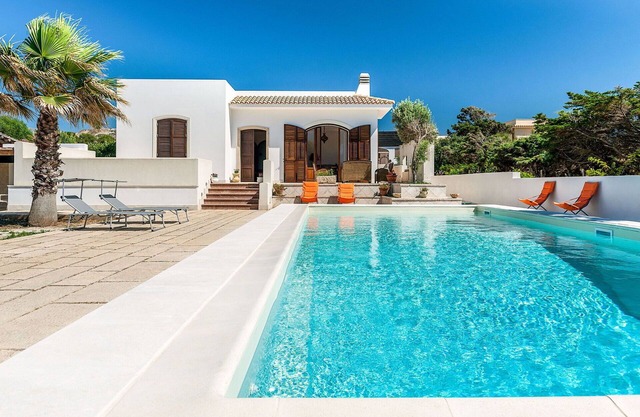 Alleinstehendes Ferienhaus mit privatem Pool, Klimaanlage, W-LAN, TV, Terrasse, Panoramablick