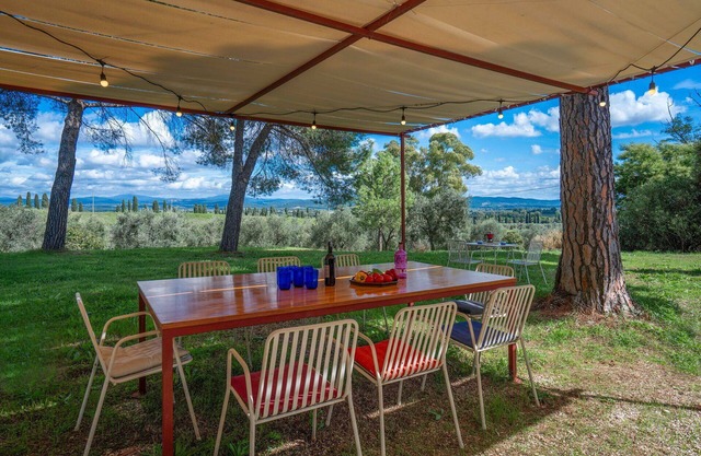 Wunderbares alleinstehendes Ferienhaus mit W-LAN, Klimaanlage, TV, Innenhof und Parkplatz