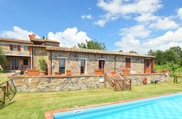 Alleinstehendes Ferienhaus mit Whirlpool, W-LAN, privatem Pool, Klimaanlage, TV, Balkon, Parkplatz