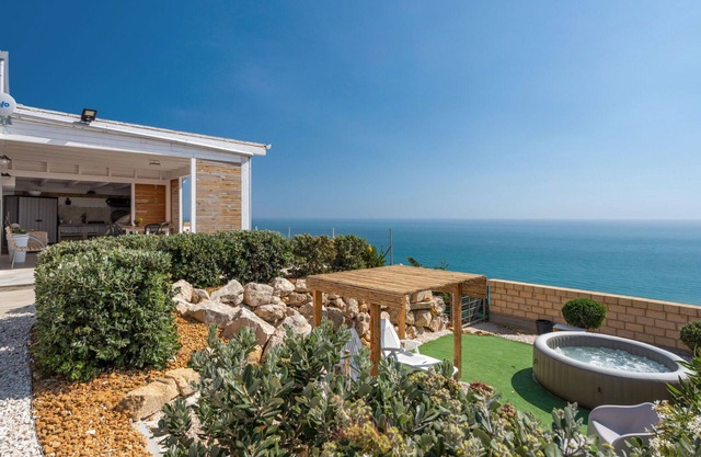 Schönes alleinstehendes Ferienhaus mit W-LAN, Klimaanlage, TV, Terrasse, Panoramablick, Parkplatz